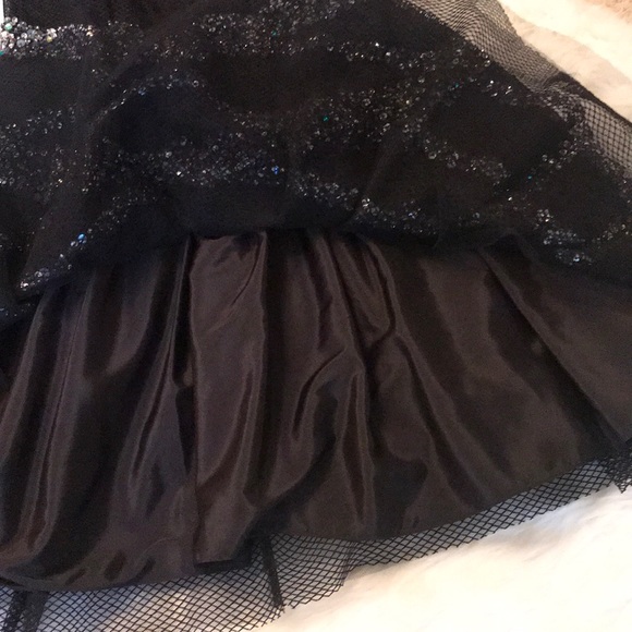 Valentino Red Dress worn 1. Size 42 which is a 4-6 - Picture 5 of 7